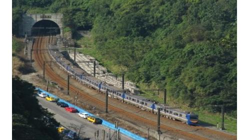 為裝設電車線需要，在隧道高度無法變動的情況下，將15座隧道之軌道向下埋設。