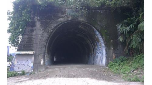 &nbsp;為裝設電車線需要，在隧道高度無法變動的情況下，將15座隧道之軌道向下埋設。