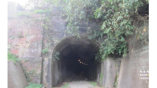 為裝設電車線需要，在隧道高度無法變動的情況下，將15座隧道之軌道向下埋設。