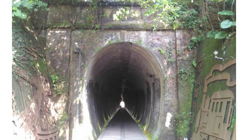 &nbsp;為裝設電車線需要，在隧道高度無法變動的情況下，將15座隧道之軌道向下埋設。