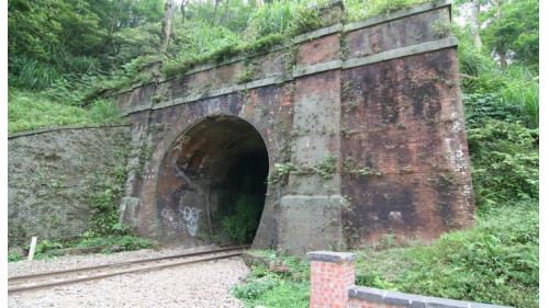 &nbsp;為裝設電車線需要，在隧道高度無法變動的情況下，將15座隧道之軌道向下埋設。