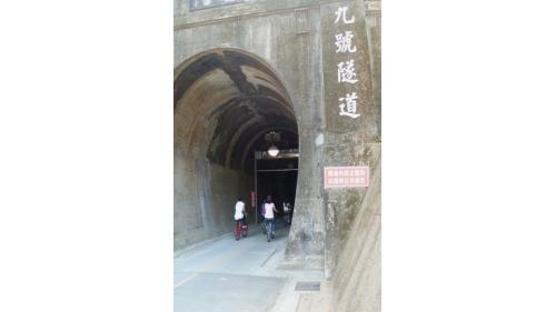 &nbsp;為裝設電車線需要，在隧道高度無法變動的情況下，將15座隧道之軌道向下埋設。