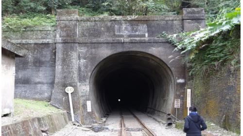 為裝設電車線需要，在隧道高度無法變動的情況下，將15座隧道之軌道向下埋設。
