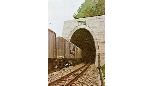 &nbsp;為裝設電車線需要，在隧道高度無法變動的情況下，將15座隧道之軌道向下埋設。