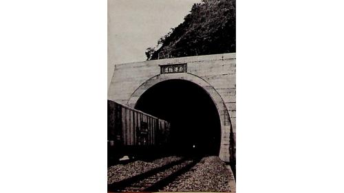 為裝設電車線需要，在隧道高度無法變動的情況下，將15座隧道之軌道向下埋設。