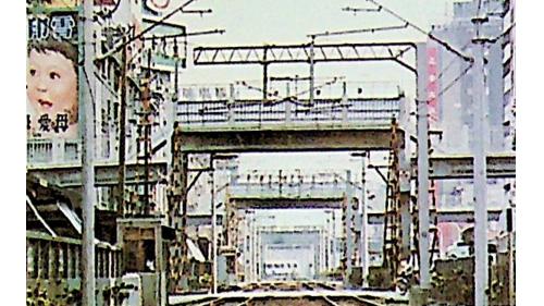 &nbsp;因裝設電車線需要，將侵入電車線淨空界限之公路陸橋高度提升。圖為已提高的公路陸橋。