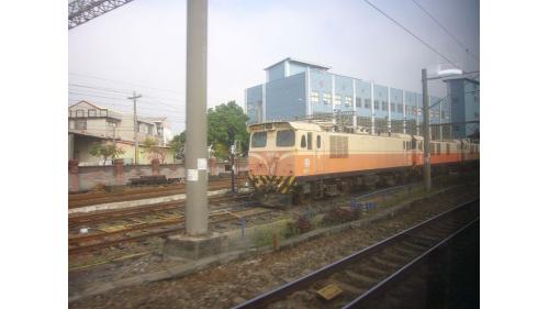 新購電力機車英國EMU100型電聯車13組65輛。圖中為位於彰化站南端的E117電力機車。
