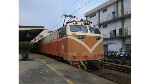 新購電力機車美國GE E200型及E300型（3,750馬力）74輛。圖中為在樹林車站的E227電力機車。
