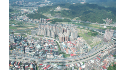 南港專案工程內容包括大坑溪段隧道工程、松山車站地下化工程、南港車站地下化工程、汐止山岳隧道及引道工程、汐止高架鐡路暨汐止車站及五堵車站工程、五堵貨場及新五堵隧道工程、七堵車站工程、以及七堵設施及七堵調車場工程等。【圖/高架鳥瞰圖】
&nbsp;