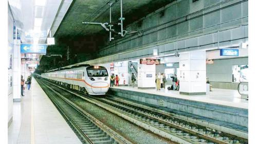 松山車站於2003年為配合南港專案，著手將松山車站地下化，在車站興建期間先遷至臨時站房營業，原有跨站式站體隨即拆除。2008年9月21日新建之第四代地下化車站正式啟用，為2座多目標大樓，該大樓同時具有車站、旅館、購物商場及辦公室等功能，車站完成後列車改行駛在地下隧道，並停靠在地下月台。【圖/松山車站地下月台候車】
&nbsp;