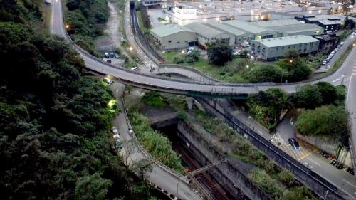 汐止山岳隧道為台鐵雙軌單孔隧道，位於大坑溪至汐止北二高跨越橋間，寬10.6公尺，淨高6.8公尺，鑽掘隧道長1,426公尺，開挖斷面積108平方公尺。隧道東洞口之工程採用半邊式RC覆板-拱蓋工法，拱蓋隧道長35公尺。西口旁新增一座切削樁圓形豎井，豎井開挖內徑22.4公尺，深24公尺，內部使用68支直徑1.5公尺之切削樁作為擋土壁體支撐，以方便進行開挖。

&nbsp;
&nbsp;