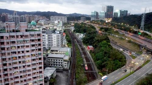 汐止山岳隧道為台鐵雙軌單孔隧道，位於大坑溪至汐止北二高跨越橋間，寬10.6公尺，淨高6.8公尺，鑽掘隧道長1,426公尺，開挖斷面積108平方公尺。隧道東洞口之工程採用半邊式RC覆板-拱蓋工法，拱蓋隧道長35公尺。西口旁新增一座切削樁圓形豎井，豎井開挖內徑22.4公尺，深24公尺，內部使用68支直徑1.5公尺之切削樁作為擋土壁體支撐，以方便進行開挖。
&nbsp;