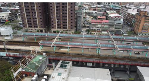 汐止高架鐡路工程主要包括汐止高架車站及五堵高架車站工程。工程範圍南起自汐止北二高橋下，北至新五堵隧道，全長約5公里。工程於2006年4月9日正式啓用國內首例都會區鐵路高架化車站-汐止車站及五堵車站。鐵路高架係利用原有鐵路縱貫線路廊興建，施工中，為維持鐵路營運，故需先闢建鐵路臨時軌道及汐止、五堵臨時站場，並將軌道及場站營運設施切換移轉，再利用勝空後之原有鐵踏路廊興建高架鐵路橋及高架車站。故臨時軌及臨時場站為鐵路高架之先期工程，其中因原有之大同路台五線跨越鐵路之汐止陸橋，其高程與鐵路高架衝突，故需先予拆除，暫以改設平交道。
&nbsp;