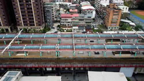 汐止高架鐡路工程主要包括汐止高架車站及五堵高架車站工程。工程範圍南起自汐止北二高橋下，北至新五堵隧道，全長約5公里。工程於2006年4月9日正式啓用國內首例都會區鐵路高架化車站-汐止車站及五堵車站。鐵路高架係利用原有鐵路縱貫線路廊興建，施工中，為維持鐵路營運，故需先闢建鐵路臨時軌道及汐止、五堵臨時站場，並將軌道及場站營運設施切換移轉，再利用勝空後之原有鐵踏路廊興建高架鐵路橋及高架車站。故臨時軌及臨時場站為鐵路高架之先期工程，其中因原有之大同路台五線跨越鐵路之汐止陸橋，其高程與鐵路高架衝突，故需先予拆除，暫以改設平交道。