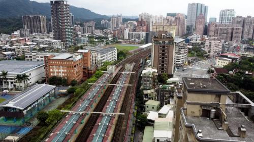 汐止高架鐡路工程主要包括汐止高架車站及五堵高架車站工程。工程範圍南起自汐止北二高橋下，北至新五堵隧道，全長約5公里。工程於2006年4月9日正式啓用國內首例都會區鐵路高架化車站-汐止車站及五堵車站。鐵路高架係利用原有鐵路縱貫線路廊興建，施工中，為維持鐵路營運，故需先闢建鐵路臨時軌道及汐止、五堵臨時站場，並將軌道及場站營運設施切換移轉，再利用勝空後之原有鐵踏路廊興建高架鐵路橋及高架車站。故臨時軌及臨時場站為鐵路高架之先期工程，其中因原有之大同路台五線跨越鐵路之汐止陸橋，其高程與鐵路高架衝突，故需先予拆除，暫以改設平交道。