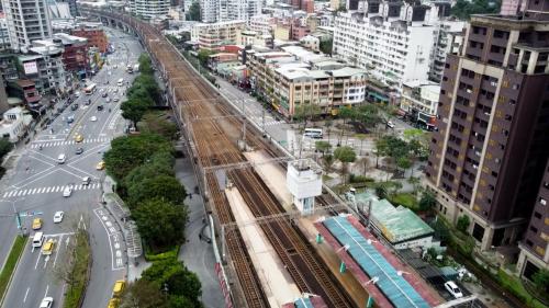 汐止高架鐡路工程主要包括汐止高架車站及五堵高架車站工程。工程範圍南起自汐止北二高橋下，北至新五堵隧道，全長約5公里。工程於2006年4月9日正式啓用國內首例都會區鐵路高架化車站-汐止車站及五堵車站。鐵路高架係利用原有鐵路縱貫線路廊興建，施工中，為維持鐵路營運，故需先闢建鐵路臨時軌道及汐止、五堵臨時站場，並將軌道及場站營運設施切換移轉，再利用勝空後之原有鐵踏路廊興建高架鐵路橋及高架車站。故臨時軌及臨時場站為鐵路高架之先期工程，其中因原有之大同路台五線跨越鐵路之汐止陸橋，其高程與鐵路高架衝突，故需先予拆除，暫以改設平交道。
&nbsp;