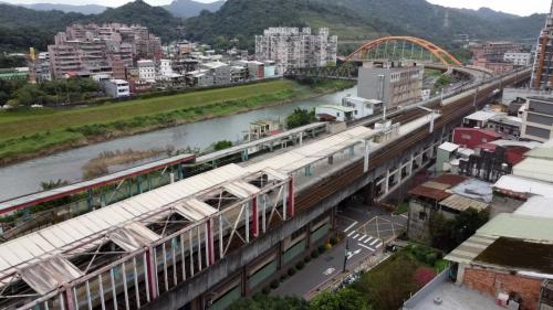 汐止高架鐡路工程主要包括汐止高架車站及五堵高架車站工程。工程範圍南起自汐止北二高橋下，北至新五堵隧道，全長約5公里。工程於2006年4月9日正式啓用國內首例都會區鐵路高架化車站-汐止車站及五堵車站。鐵路高架係利用原有鐵路縱貫線路廊興建，施工中，為維持鐵路營運，故需先闢建鐵路臨時軌道及汐止、五堵臨時站場，並將軌道及場站營運設施切換移轉，再利用勝空後之原有鐵踏路廊興建高架鐵路橋及高架車站。故臨時軌及臨時場站為鐵路高架之先期工程，其中因原有之大同路台五線跨越鐵路之汐止陸橋，其高程與鐵路高架衝突，故需先予拆除，暫以改設平交道。