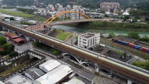 汐止高架鐡路工程主要包括汐止高架車站及五堵高架車站工程。工程範圍南起自汐止北二高橋下，北至新五堵隧道，全長約5公里。工程於2006年4月9日正式啓用國內首例都會區鐵路高架化車站-汐止車站及五堵車站。鐵路高架係利用原有鐵路縱貫線路廊興建，施工中，為維持鐵路營運，故需先闢建鐵路臨時軌道及汐止、五堵臨時站場，並將軌道及場站營運設施切換移轉，再利用勝空後之原有鐵踏路廊興建高架鐵路橋及高架車站。故臨時軌及臨時場站為鐵路高架之先期工程，其中因原有之大同路台五線跨越鐵路之汐止陸橋，其高程與鐵路高架衝突，故需先予拆除，暫以改設平交道。
&nbsp;