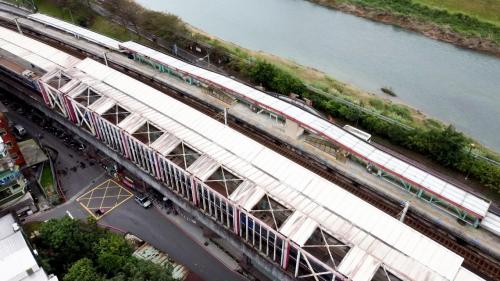 汐止高架鐡路工程主要包括汐止高架車站及五堵高架車站工程。工程範圍南起自汐止北二高橋下，北至新五堵隧道，全長約5公里。工程於2006年4月9日正式啓用國內首例都會區鐵路高架化車站-汐止車站及五堵車站。鐵路高架係利用原有鐵路縱貫線路廊興建，施工中，為維持鐵路營運，故需先闢建鐵路臨時軌道及汐止、五堵臨時站場，並將軌道及場站營運設施切換移轉，再利用勝空後之原有鐵踏路廊興建高架鐵路橋及高架車站。故臨時軌及臨時場站為鐵路高架之先期工程，其中因原有之大同路台五線跨越鐵路之汐止陸橋，其高程與鐵路高架衝突，故需先予拆除，暫以改設平交道。