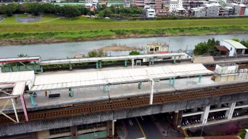 汐止高架鐡路工程主要包括汐止高架車站及五堵高架車站工程。工程範圍南起自汐止北二高橋下，北至新五堵隧道，全長約5公里。工程於2006年4月9日正式啓用國內首例都會區鐵路高架化車站-汐止車站及五堵車站。鐵路高架係利用原有鐵路縱貫線路廊興建，施工中，為維持鐵路營運，故需先闢建鐵路臨時軌道及汐止、五堵臨時站場，並將軌道及場站營運設施切換移轉，再利用勝空後之原有鐵踏路廊興建高架鐵路橋及高架車站。故臨時軌及臨時場站為鐵路高架之先期工程，其中因原有之大同路台五線跨越鐵路之汐止陸橋，其高程與鐵路高架衝突，故需先予拆除，暫以改設平交道。