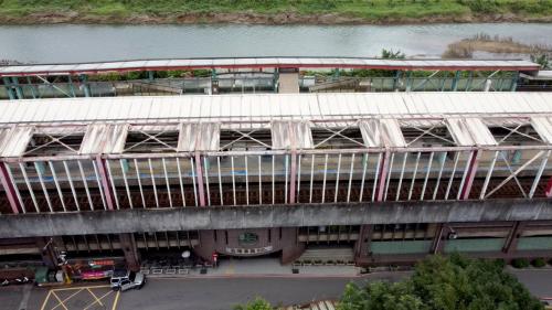 汐止高架鐡路工程主要包括汐止高架車站及五堵高架車站工程。工程範圍南起自汐止北二高橋下，北至新五堵隧道，全長約5公里。工程於2006年4月9日正式啓用國內首例都會區鐵路高架化車站-汐止車站及五堵車站。鐵路高架係利用原有鐵路縱貫線路廊興建，施工中，為維持鐵路營運，故需先闢建鐵路臨時軌道及汐止、五堵臨時站場，並將軌道及場站營運設施切換移轉，再利用勝空後之原有鐵踏路廊興建高架鐵路橋及高架車站。故臨時軌及臨時場站為鐵路高架之先期工程，其中因原有之大同路台五線跨越鐵路之汐止陸橋，其高程與鐵路高架衝突，故需先予拆除，暫以改設平交道。