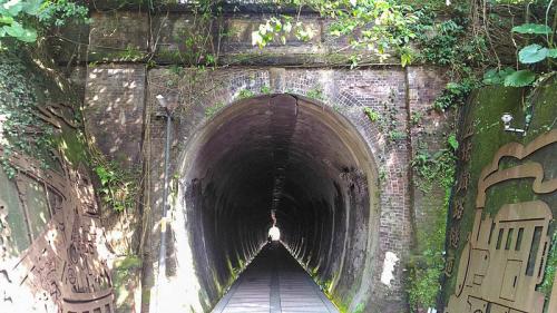 第一代五堵隧道長184公尺，1899年5月23日開工。1900年7月通車。隧道結構採用紅磚建構，僅洞口上方有少數石材，南洞口（台北側）上方設計為單調的女兒牆，北洞口（基隆側）則以凸字型山牆設計。隧道內路線往基隆方向下坡，坡度10。第一代隧道使用了102年，於2002年5月中旬第三代隧道通車後停用，拆除鋼軌、枕木、電車線，在廢棄16年後，由新北市政府高灘地工程管理處自2018年9月4日起著手在隧道內闢建自行車道，工程經數度延宕，已於2019年10月7日完工開放通行。
&nbsp;