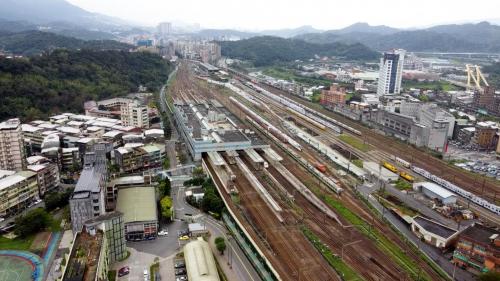 2007年，新建之站體正式啟用，分為七堵車站、旅客服務廊道、站前大樓三部分，將原七堵前後車站合併、站內一樓與道路及自治街地下道相通，以方便旅客搭乘；並沿自治街設置「旅客服務廊道」商店街連接站前大樓，並塑造為七堵區之地標性建築物。新七堵車站完工後，將取代松山站成為西部幹線高級客車之起訖站，此外於第二月台提供基隆及七堵短途區間列車之客運業務，為七堵地區帶來城際區間之便捷運輸系統。