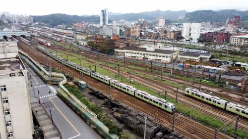 2007年，新建之站體正式啟用，分為七堵車站、旅客服務廊道、站前大樓三部分，將原七堵前後車站合併、站內一樓與道路及自治街地下道相通，以方便旅客搭乘；並沿自治街設置「旅客服務廊道」商店街連接站前大樓，並塑造為七堵區之地標性建築物。新七堵車站完工後，將取代松山站成為西部幹線高級客車之起訖站，此外於第二月台提供基隆及七堵短途區間列車之客運業務，為七堵地區帶來城際區間之便捷運輸系統。
&nbsp;