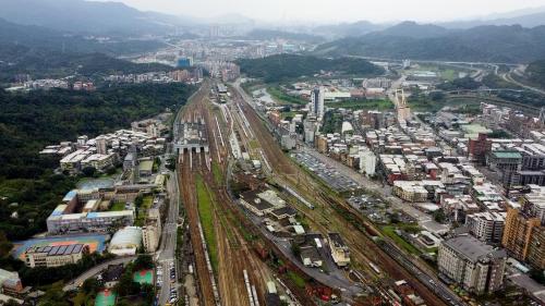 2007年，新建之站體正式啟用，分為七堵車站、旅客服務廊道、站前大樓三部分，將原七堵前後車站合併、站內一樓與道路及自治街地下道相通，以方便旅客搭乘；並沿自治街設置「旅客服務廊道」商店街連接站前大樓，並塑造為七堵區之地標性建築物。新七堵車站完工後，將取代松山站成為西部幹線高級客車之起訖站，此外於第二月台提供基隆及七堵短途區間列車之客運業務，為七堵地區帶來城際區間之便捷運輸系統。