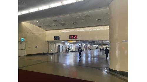 七堵高架車站連通道。