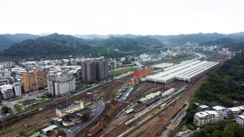 七堵調車場興建於1968年，當時主要負責貨物列車之貨場業務，採用了1960年代最新的「駝峰調車設備」調度車輛，利用調車機將列車推上坡頂，透過重力的溜放將車輛自動分類，能依其重量自動調整至其應行降低速度。1994年改回平面調車，拆除駝峰調車設備與號誌樓。後因南港專案2005年停用南港調車場貨場功能，因此新調車場轉至七堵調車場。同年新七堵調車場完工，南北長約3.5公里，東西寬200－250公尺，面積約45公頃，分客車區、貨車區及機務段三區，目前最主要的功能已變為客車調車，並取代南港調車場成為西部幹線對號列車的整備基地；貨車調車大部分轉移至五堵貨運場；機務部分則具有修正相關維修線軌道配置、增加或修改機車或調車股道數量及長度等功能。
&nbsp;