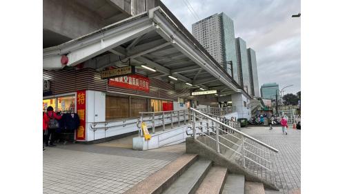 汐科車站位於臺灣新北市汐止區，為台鐵縱貫線的鐵路車站，是臺鐵捷運化政策中所增設的通勤車站之一，也是汐止區繼汐止車站、五堵車站之後第三座鐵路車站，是臺灣鐵路裡運量最高的簡易站。
&nbsp;