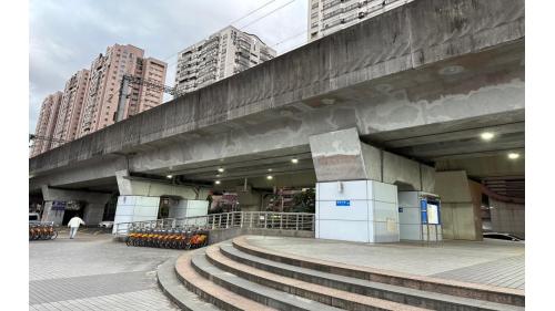 汐科車站位於臺灣新北市汐止區，為台鐵縱貫線的鐵路車站，是臺鐵捷運化政策中所增設的通勤車站之一，也是汐止區繼汐止車站、五堵車站之後第三座鐵路車站，是臺灣鐵路裡運量最高的簡易站。
&nbsp;