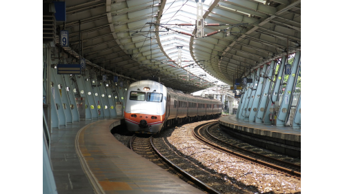 汐科車站位於臺灣新北市汐止區，為台鐵縱貫線的鐵路車站，是臺鐵捷運化政策中所增設的通勤車站之一，也是汐止區繼汐止車站、五堵車站之後第三座鐵路車站，是臺灣鐵路裡運量最高的簡易站。【圖:臺灣鐵路管理局推拉式自強號電力機車E1024，通過汐科車站第一月台B側。】
&nbsp;