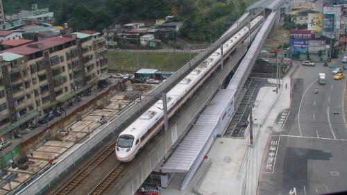 汐科車站位於臺灣新北市汐止區，為台鐵縱貫線的鐵路車站，是臺鐵捷運化政策中所增設的通勤車站之一，也是汐止區繼汐止車站、五堵車站之後第三座鐵路車站，是臺灣鐵路裡運量最高的簡易站。【圖:高架鐵道下方即是汐科站人行道】
&nbsp;