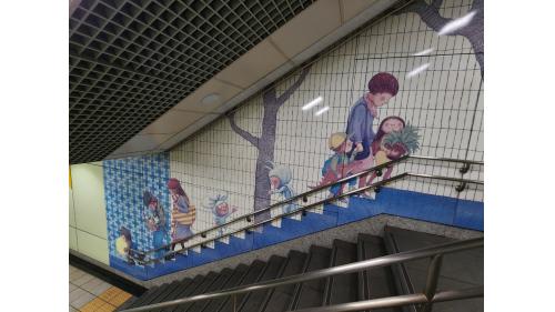 站內以名繪本畫家「幾米」的作品貫穿全區，樓梯轉角間可愛的畫作。