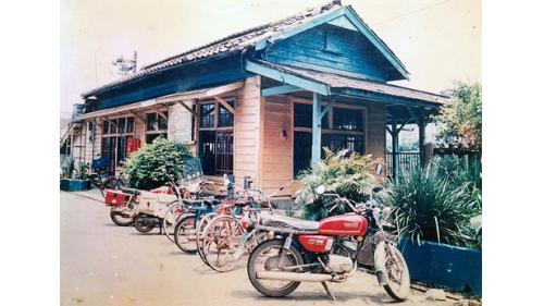 1905年南港車站從原址遷到現在的東南街三十九號，並擴建為日式木造建築物，以應付日漸增大的吞吐量。【圖/日治時期木造站房】