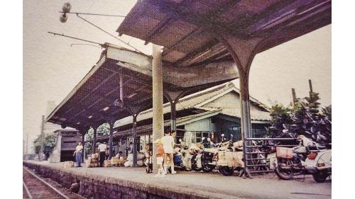 南港車站有兩座島式月台，旅客容量每日為1萬4千人次。
&nbsp;