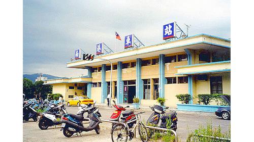 第三代車站於1986年配合鐵路地下化，將車站西遷移並改建為鋼筋混凝土結構站體，另於南側設置南港貨運站，取代鐵路地下化工程中廢止的華山貨運站。【圖/已拆除之舊南港車站】