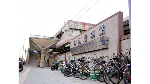 第三代車站於1986年配合鐵路地下化，將車站西遷移並改建為鋼筋混凝土結構站體，另於南側設置南港貨運站，取代鐵路地下化工程中廢止的華山貨運站。【圖/南港臨時後站】
&nbsp;