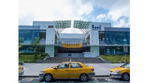 尚未興建潤泰南港車站大樓時的南港路側的南港車站。