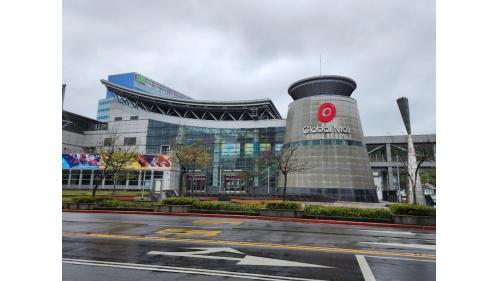 南港車站為A1棟為地上三層之建築，設有東出入口，東側為台高鐵排煙通風之機房途。
&nbsp;