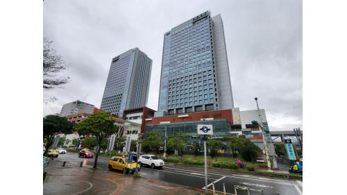 &nbsp;A、B棟為南港車站主體大樓，為地上30層之建築，一樓設有中長程客運站、商業空間及南、西出入口。捷運出口有4處，出口1、2位於車站南端，出口1A、2A位於車站北端。