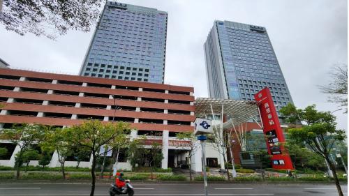 A、B棟為南港車站主體大樓，為地上30層之建築，一樓設有中長程客運站、商業空間及南、西出入口。捷運出口有4處，出口1、2位於車站南端，出口1A、2A位於車站北端。