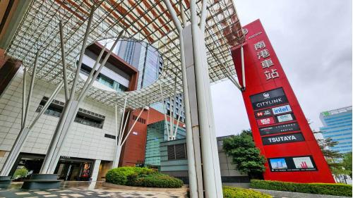 臺北市區車站鐵路地下化第四期東延南港工程「南港專案」新南港車站B區中央廣場。
&nbsp;
&nbsp;
&nbsp;