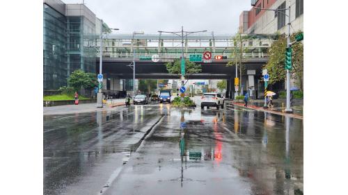 臺北市區車站鐵路地下化第四期東延南港工程「南港專案」第四代南港車站Ｂ棟連接北出口空橋(空橋下方為市民大道)
&nbsp;