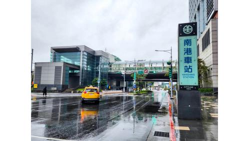 臺北市區車站鐵路地下化第四期東延南港工程「南港專案」第四代南港車站Ｂ棟連接北出口空橋(空橋下方為市民大道)
&nbsp;