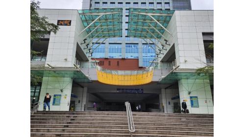 臺北市區車站鐵路地下化第四期東延南港工程「南港專案」第四代南港車站北出口 (左為北2出口、右為北1出口)