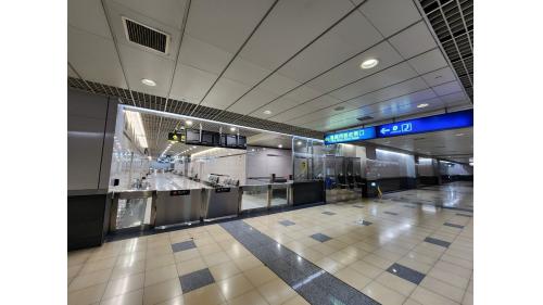 台鐵剪票口。