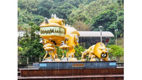 「守護天使機械獸」，設置於B街廓南廣場之作品，創作者為李明道藝術家。
&nbsp;